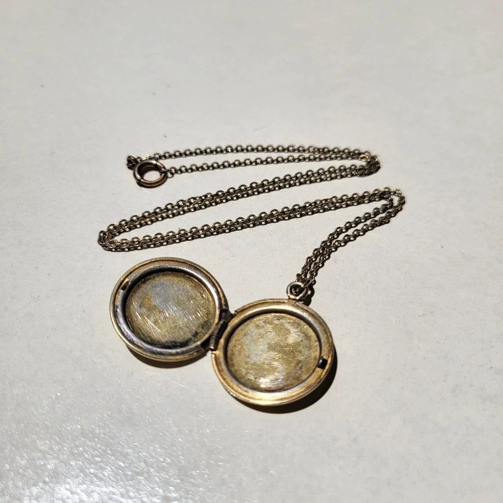 12K Gold Filled Round Floral Etched Locket Necklace Vintage Keepsake - Picture 8 of 11